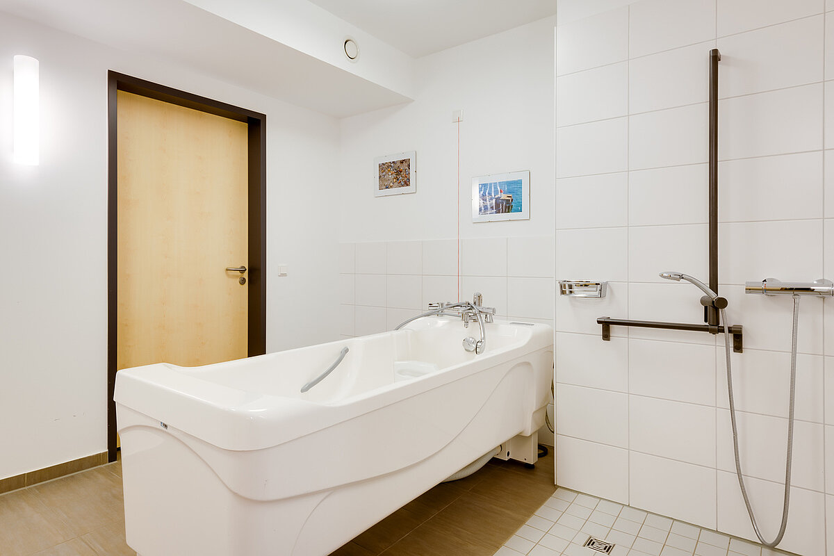 Badewanne und rollstuhlgerechte Dusche im Pflegeheim