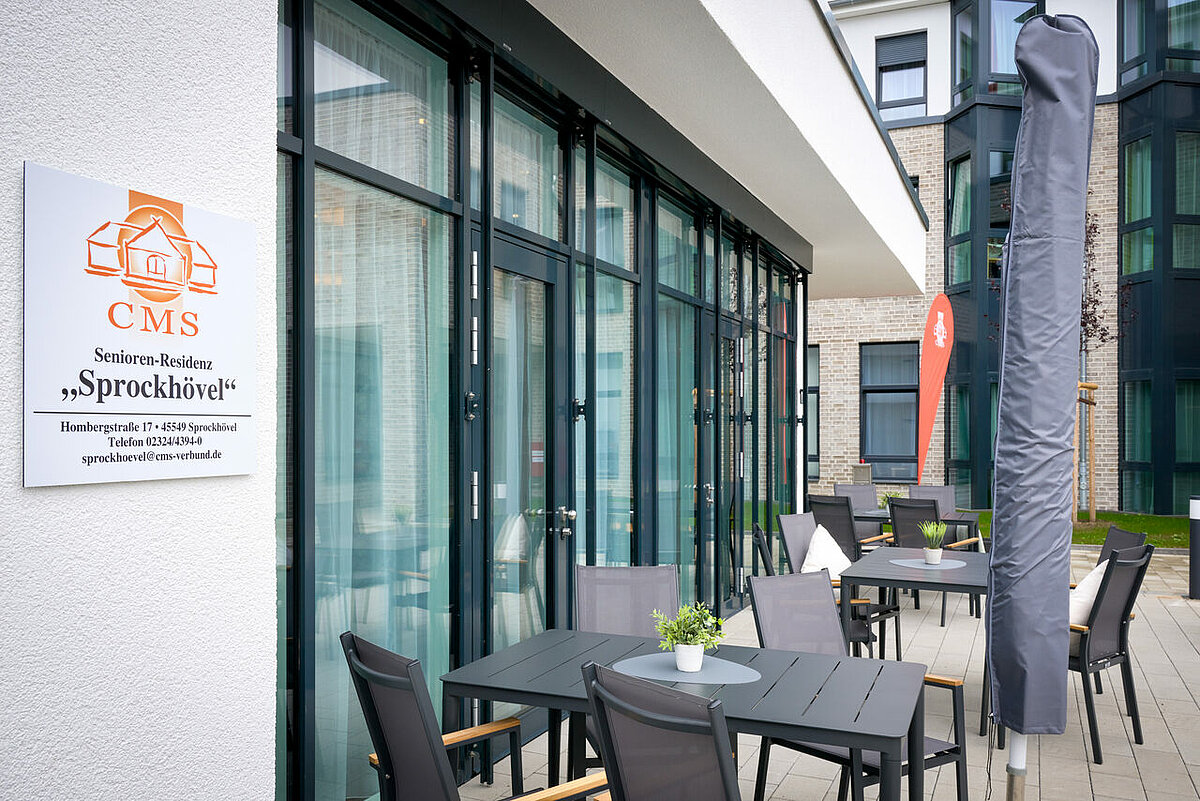 Terrasse mit Sitzgelegenheiten und Sonnenschirmen
