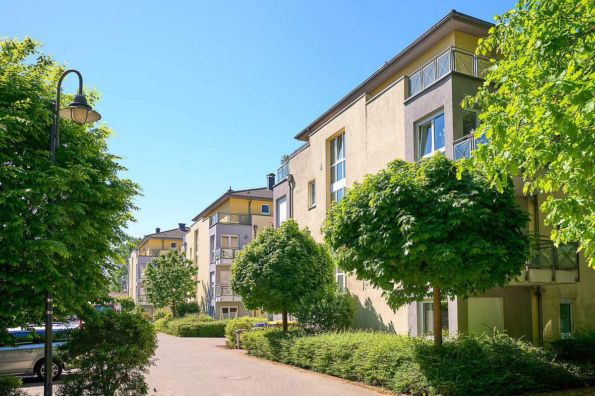 Außenansicht drei Häuser mit Auffahrt