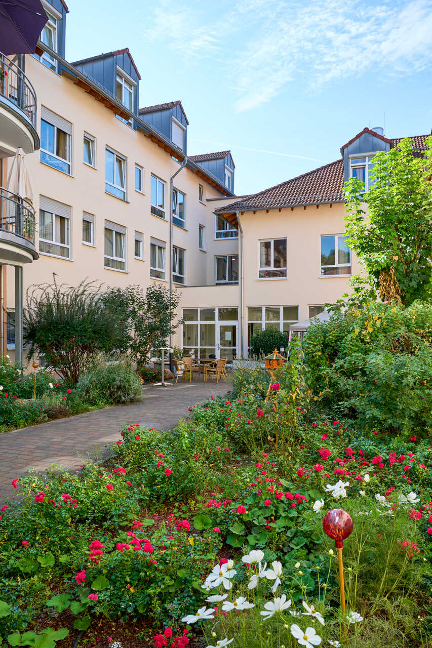 Garten und Terrasse des CMS Pflegewohnstifts in Taunusstein